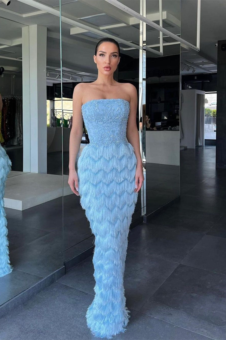 Bezauberndes blaues schulterfreies Ballkleid mit Federperlen