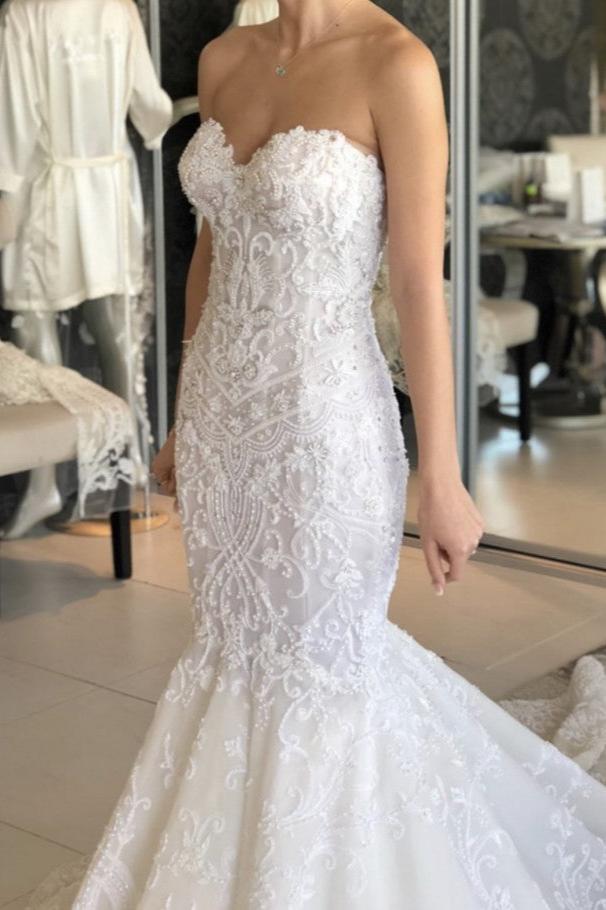 Bodenlanges Brautkleid im Meerjungfrau-Stil mit Herzausschnitt, rückenfrei und mit Spitzenapplikationen
