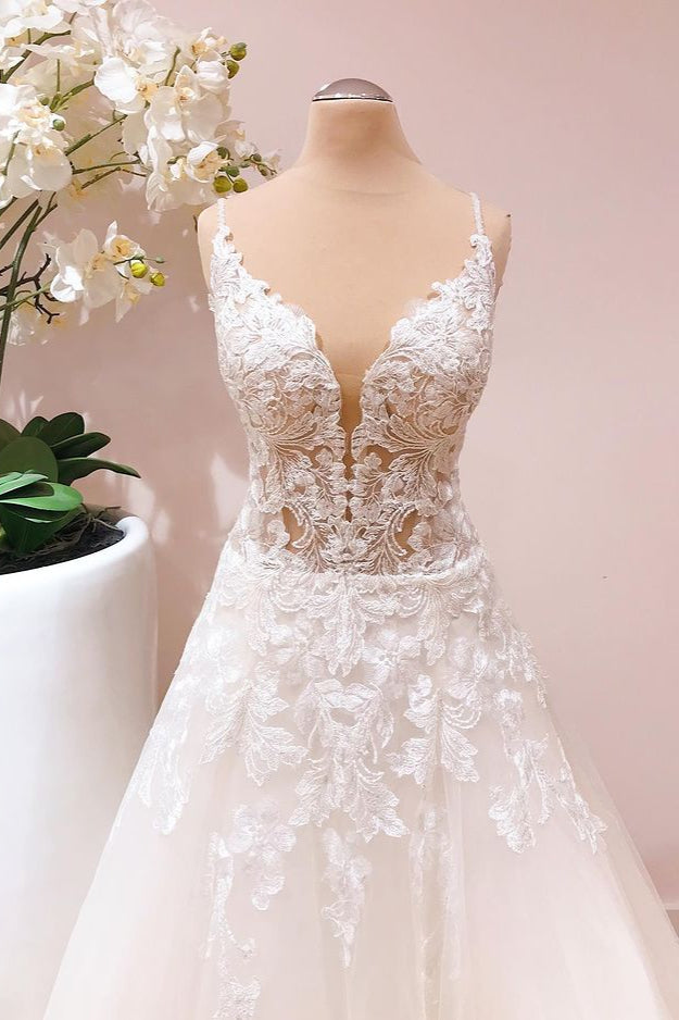 Bodenlanges A-Linien-Brautkleid mit Spaghettiträgern und Applikationen aus Spitzentüll