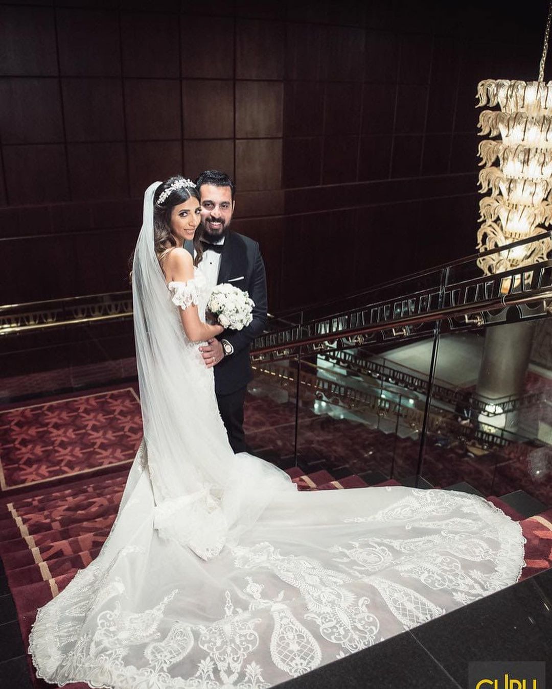 Wunderschönes langes schulterfreies Brautkleid im Meerjungfrau-Stil mit Spitzentüll