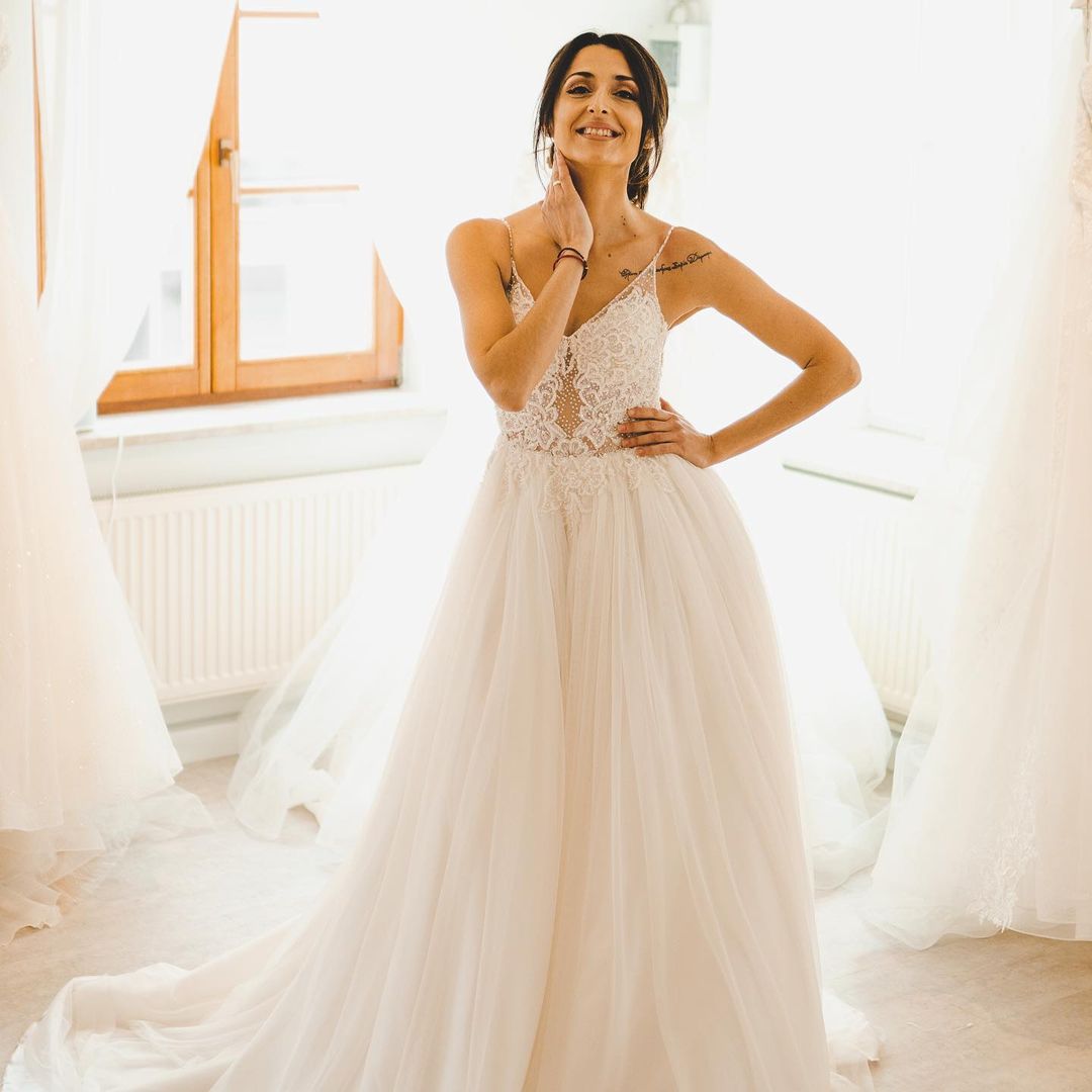 Langes A-Linien-Brautkleid mit Spaghettiträgern und Tüll, ärmellos