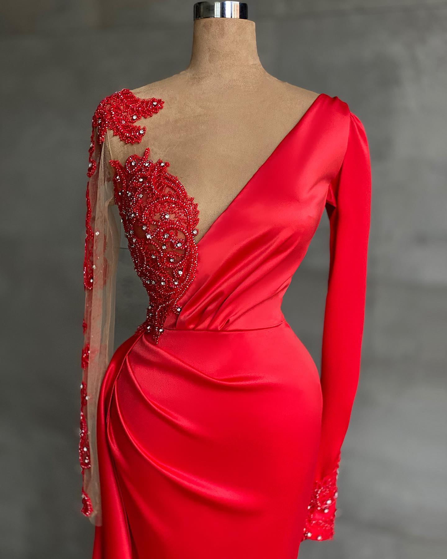 Rotes Abendkleid mit langen Ärmeln und Meerjungfrau