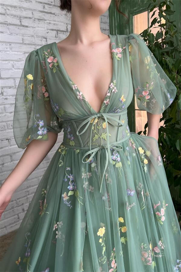 Wunderschönes Abendkleid mit tiefem V-Ausschnitt und halben Ärmeln aus Tüll mit Blumenstickerei