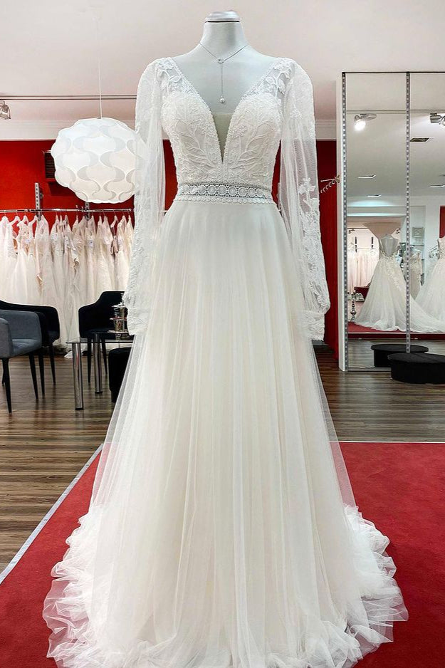 Langes A-Linien-Brautkleid mit herzförmigen Applikationen und Ärmeln, Tüll und Perlenverzierung