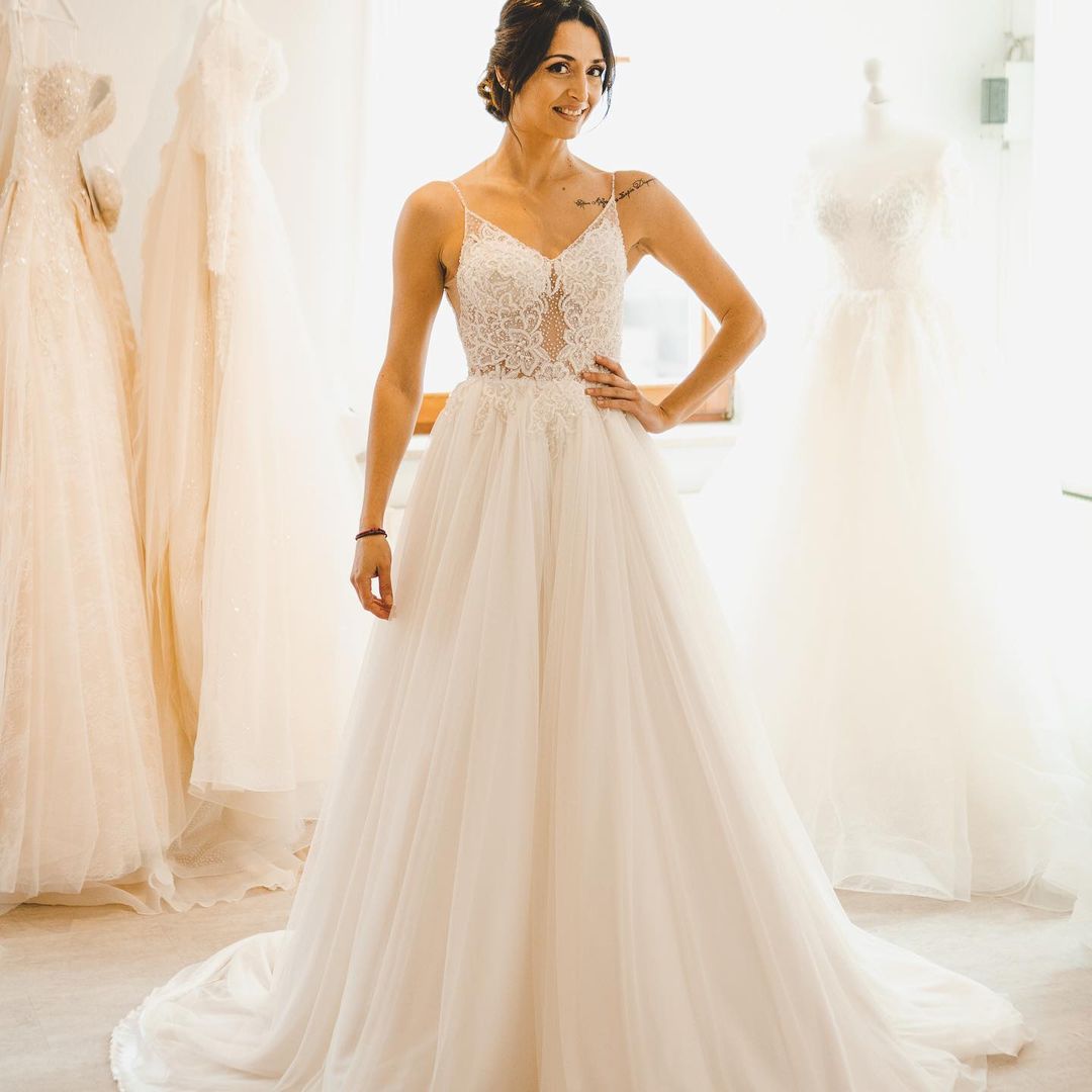 Langes A-Linien-Brautkleid mit Spaghettiträgern und Tüll, ärmellos