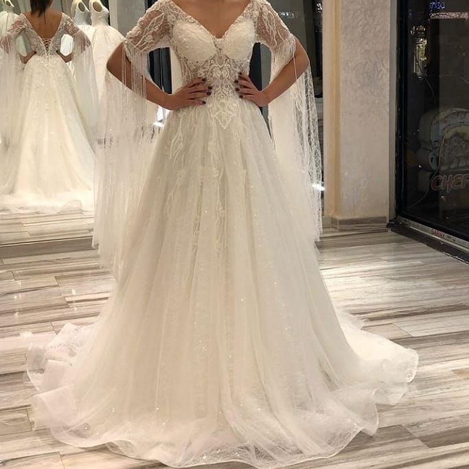 A-Linie, tiefes V-Ausschnitt, kurze Ärmel, rückenfreies Brautkleid mit Spitzenapplikationen