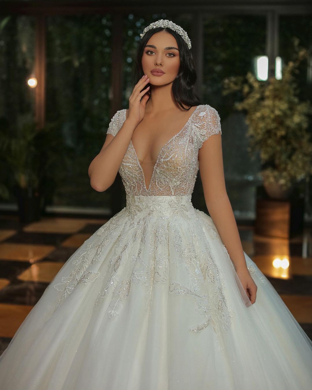 Langes A-Linien-Brautkleid mit V-Ausschnitt, Flügelärmeln und Perlentüll