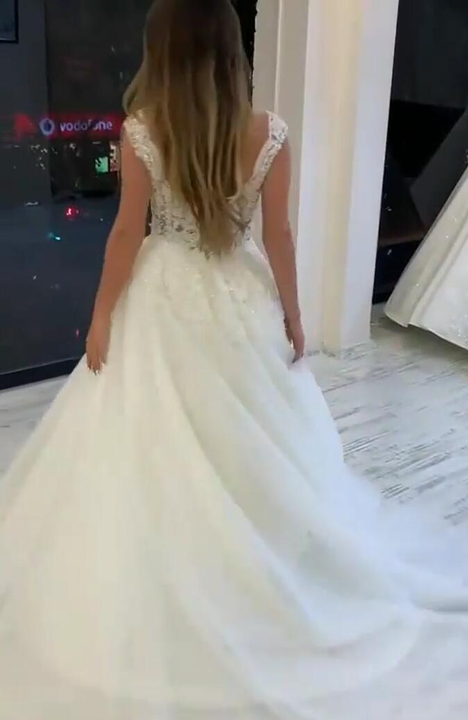 Brautkleid in A-Linie mit V-Ausschnitt, breiten Trägern, Perlentüll und Spitzenapplikationen