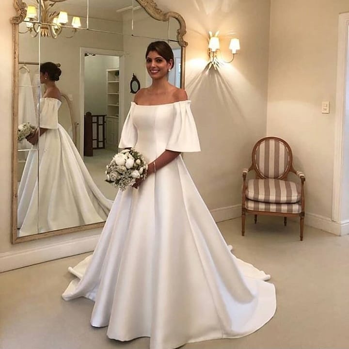 A-Linie, schulterfreies, kurzärmliges Brautkleid mit Rüschen