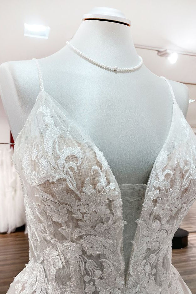 Langes Brautkleid im Prinzessin-Stil mit Spaghettiträgern, Tüll und V-Ausschnitt und Spitzenapplikationen