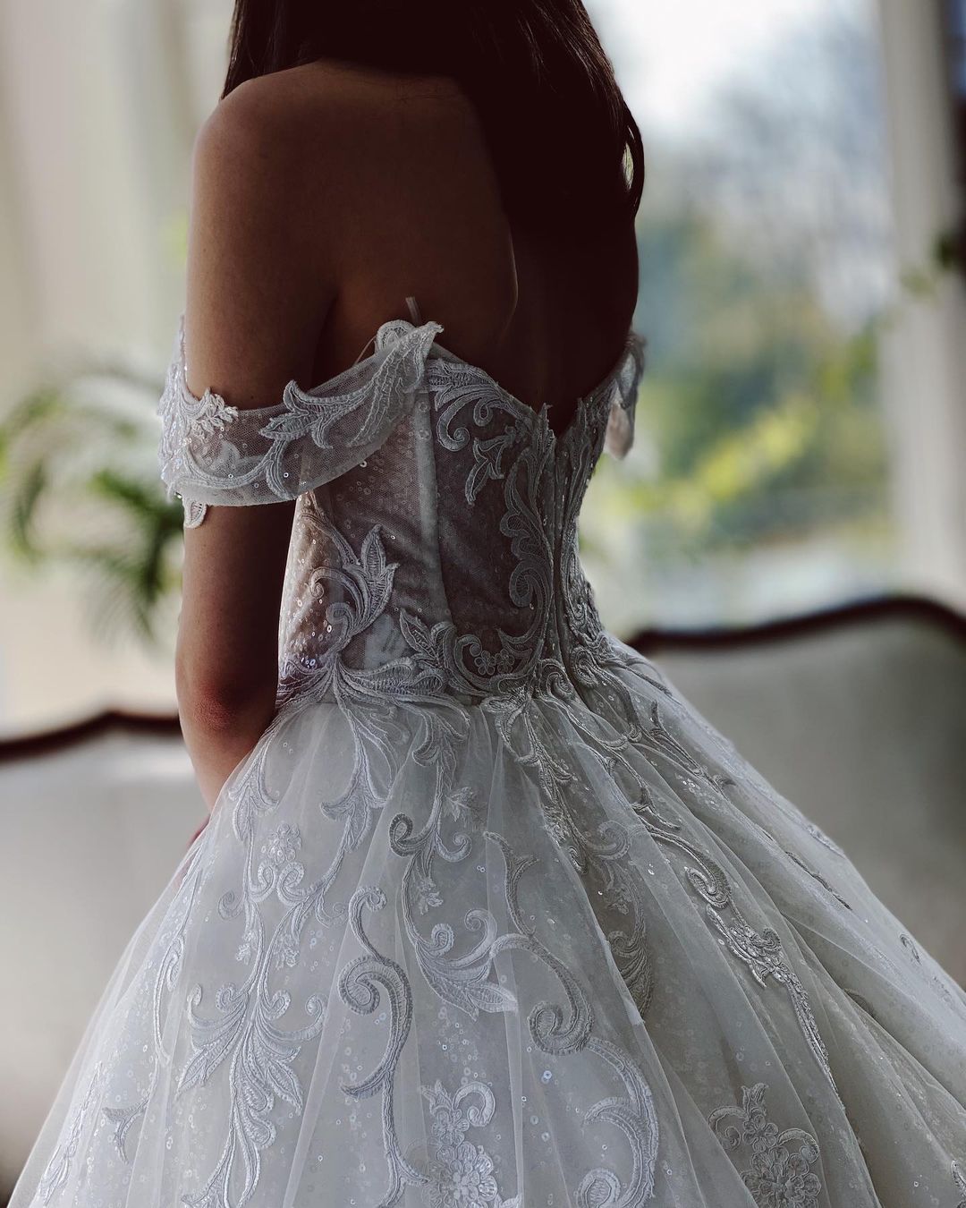 Bezauberndes langes A-Linien-Brautkleid aus Tüll mit schulterfreiem Ausschnitt