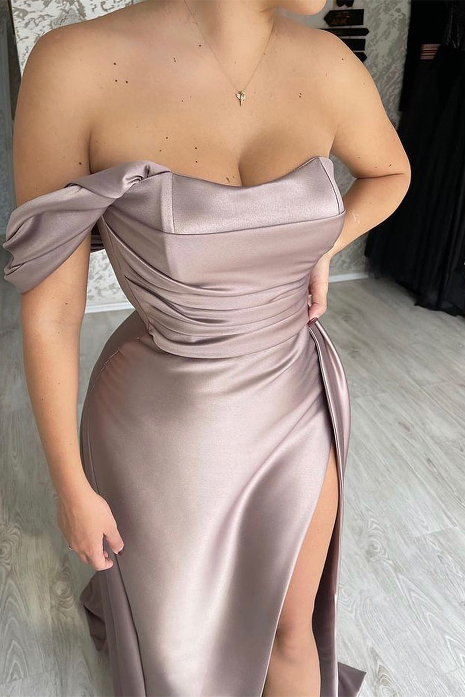 Einschultriges, trägerloses, langes Meerjungfrau-Abschlussballkleid mit Falten und Schlitz