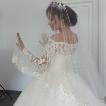 Wunderschönes schulterfreies Ballkleid-Brautkleid mit langen Ärmeln und Spitzenapplikationen