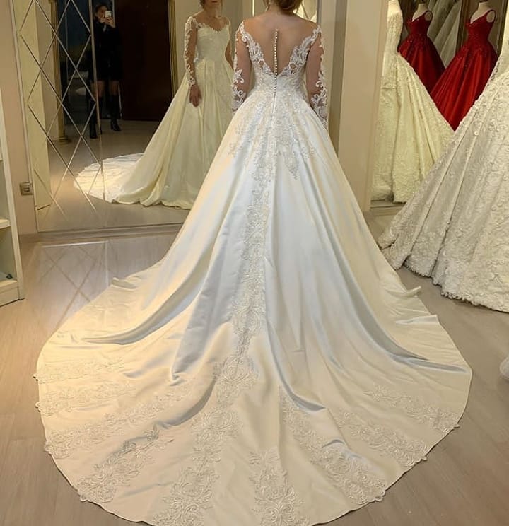 A-Linien-Brautkleid mit Herzausschnitt, langen Ärmeln, Perlensatin und Spitzenapplikationen