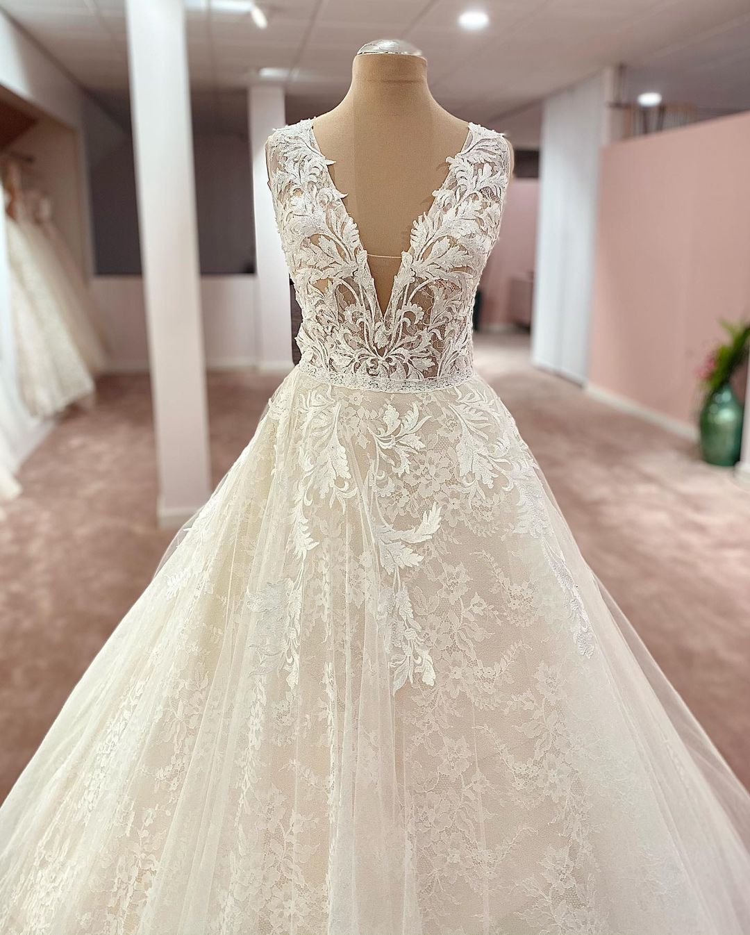 Schlichtes Brautkleid in A-Linie mit V-Ausschnitt, breiten Trägern und Spitzenapplikationen