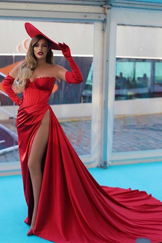 Bezauberndes rotes Abendkleid, schulterfrei, trägerlos, lange Ärmel mit Schlitz