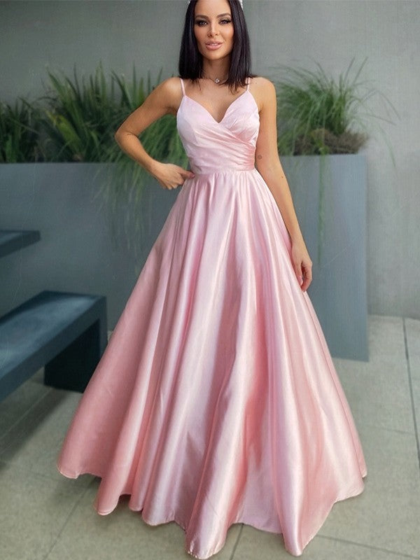 Errötendes rosafarbenes Ballkleid mit Spaghettiträgern