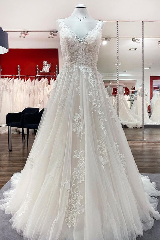 Schlichtes, langes Brautkleid in A-Linie, Tüll, Spitze, V-Ausschnitt, offener Rücken und Applikationen