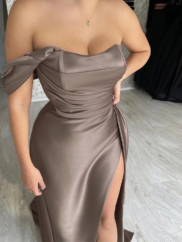 Einschultriges, trägerloses, langes Meerjungfrau-Abschlussballkleid mit Falten und Schlitz