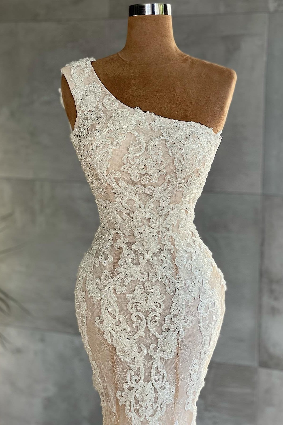 Elegantes, schulterfreies, bodenlanges Brautkleid aus Spitze im Meerjungfrau-Stil mit Applikationen