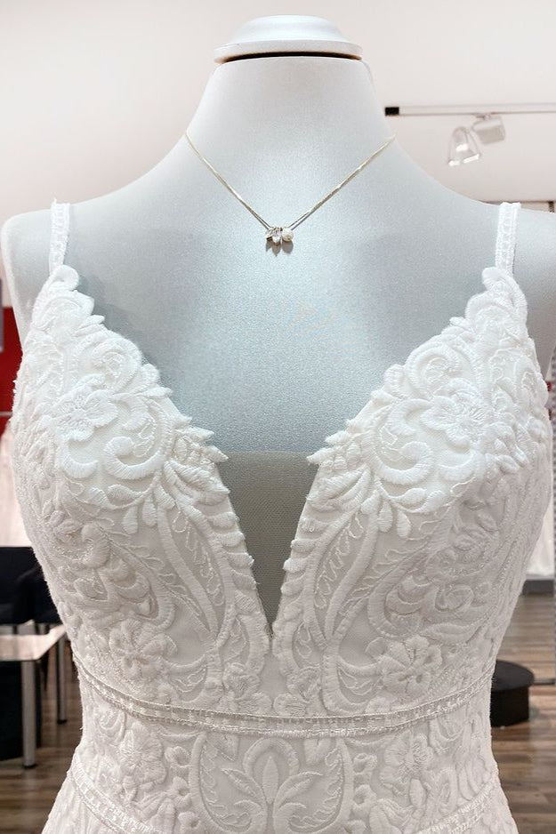 Langes Brautkleid im Meerjungfrau-Stil aus Satin mit V-Ausschnitt, offenem Rücken und Spitzenapplikationen