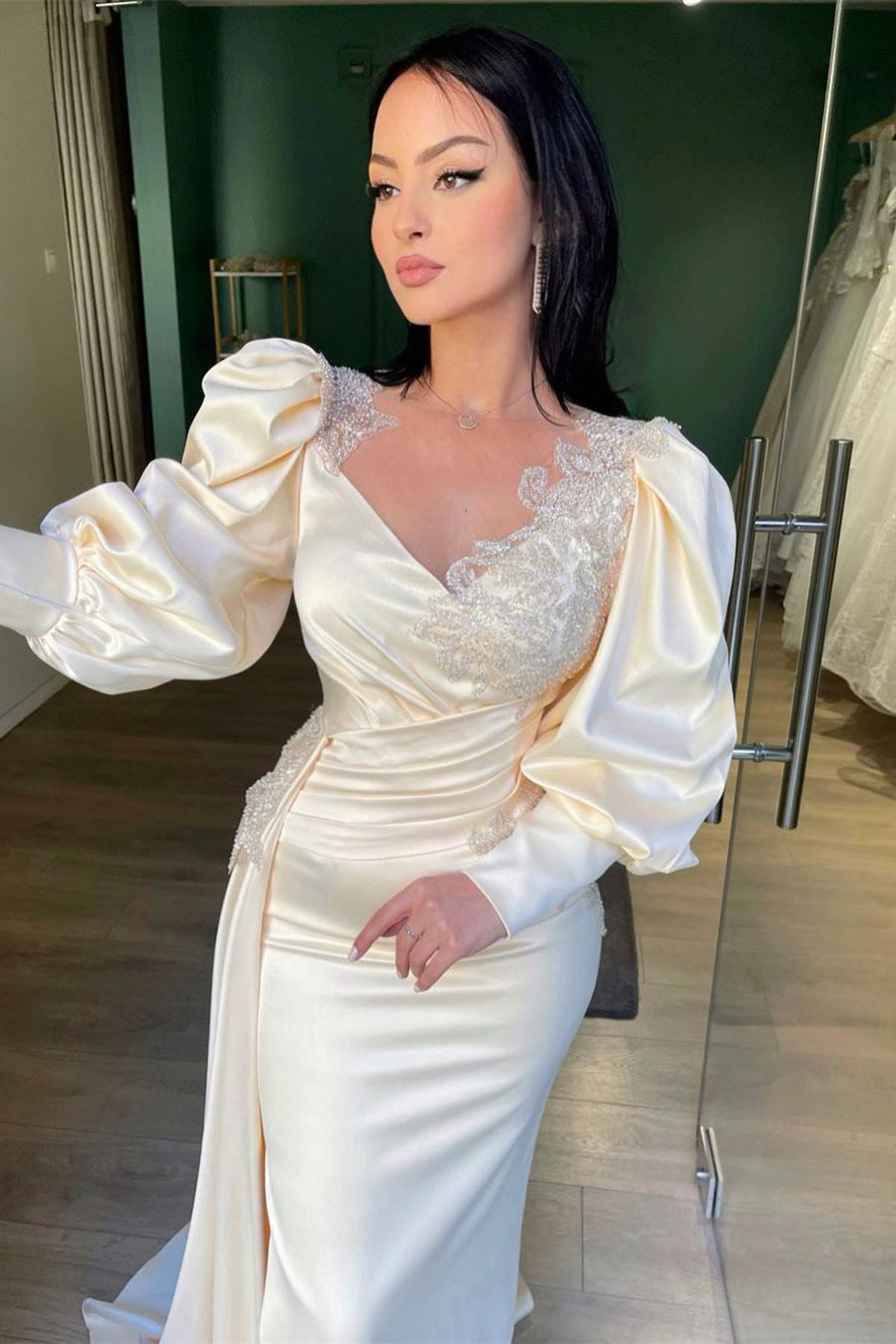 Elegantes weißes Abendkleid mit langen Ärmeln und Perlenschlitz