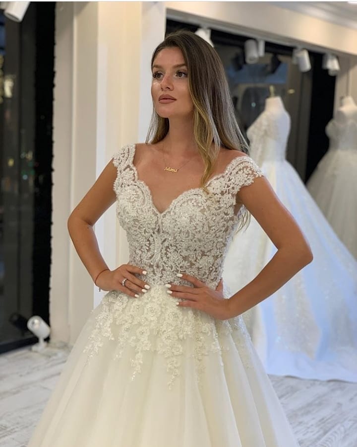 Brautkleid in A-Linie mit V-Ausschnitt, breiten Trägern, Perlentüll und Spitzenapplikationen
