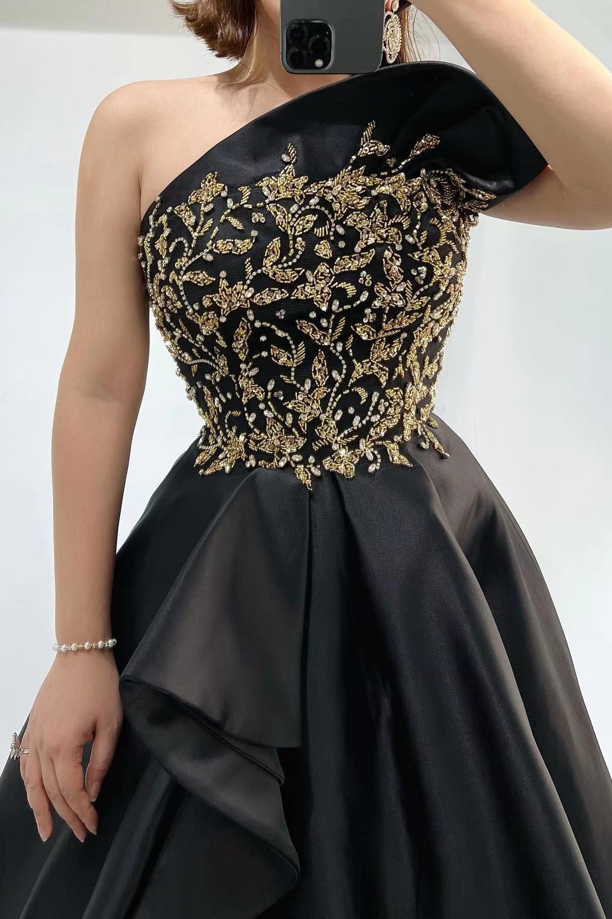 Wunderschönes schwarzes, trägerloses, ärmelloses, mit Perlen besetztes Abendkleid mit One-Shoulder-Schlitz