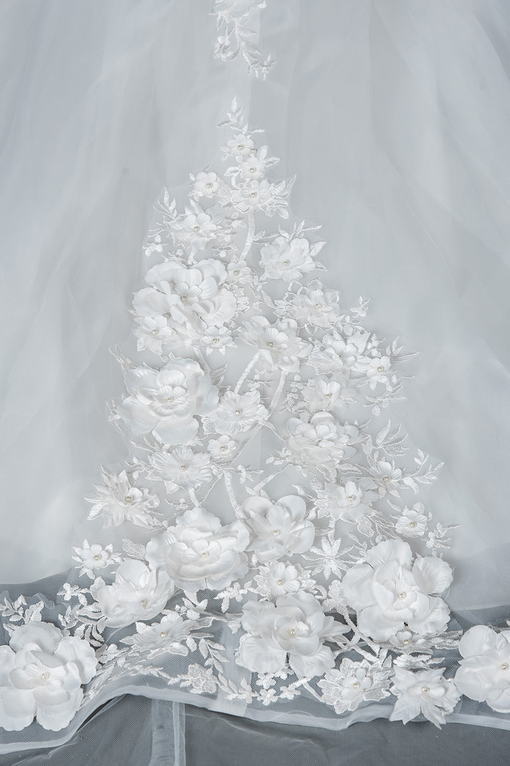 Ballkleid-Hochzeitskleid mit Flügelärmeln, Juwelen und Blumenapplikationen