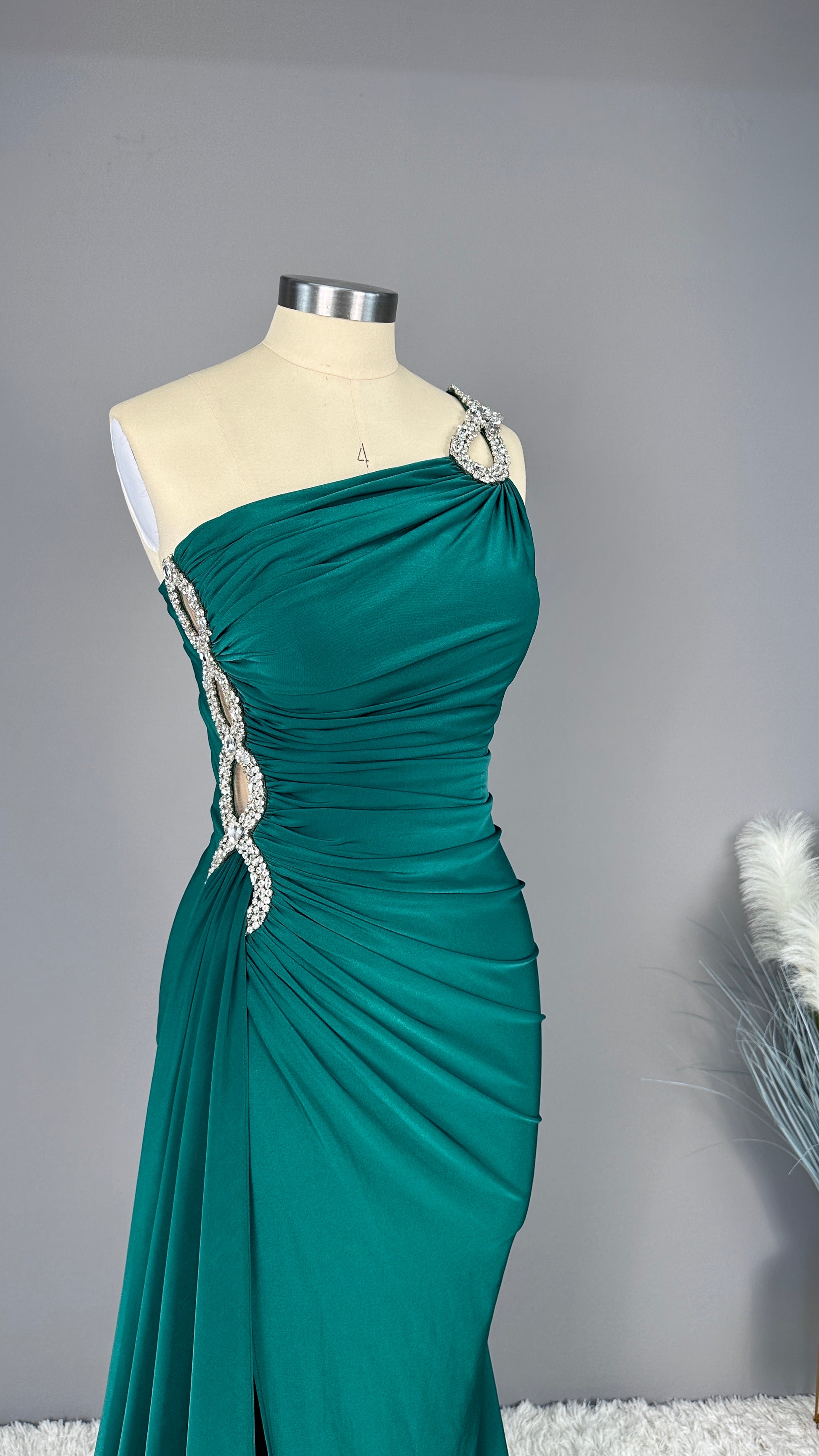 Abendkleid lang, smaragdgrün, ärmellos, One-Shoulder-Applikationen