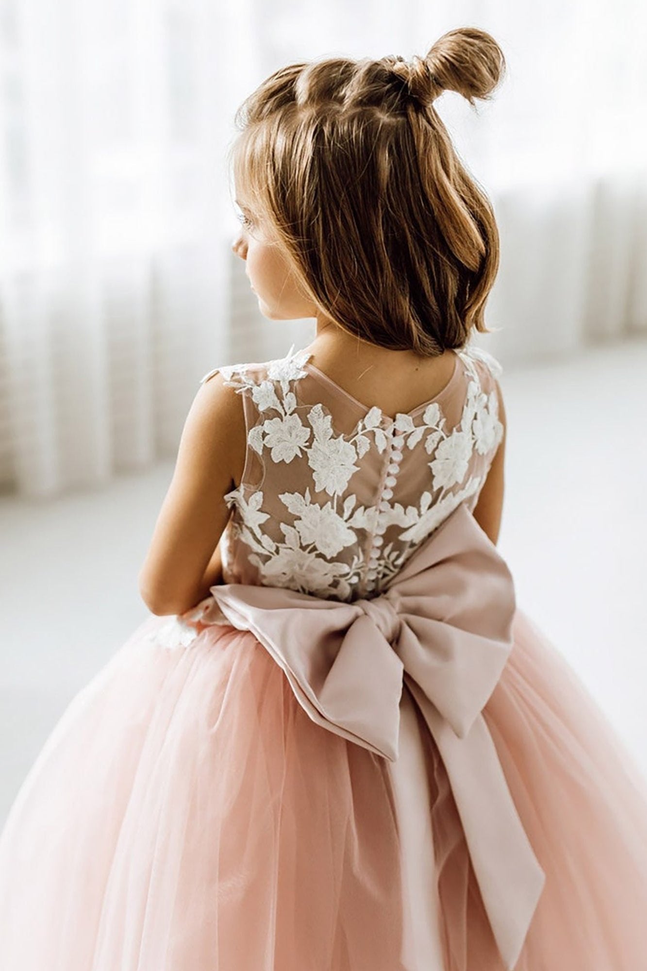 Finden sie Schöne Designer Rosa Blumenmädchenkleider online bei bmbridal.de. Kinder Kleider mit Spitze nach maß Aus tülle zur Hochzeit gehen.