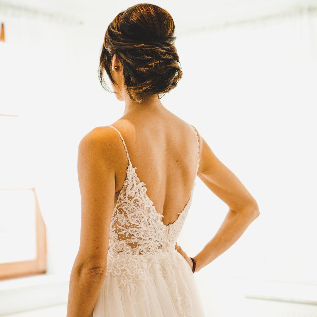 Langes A-Linien-Brautkleid mit Spaghettiträgern und Tüll, ärmellos