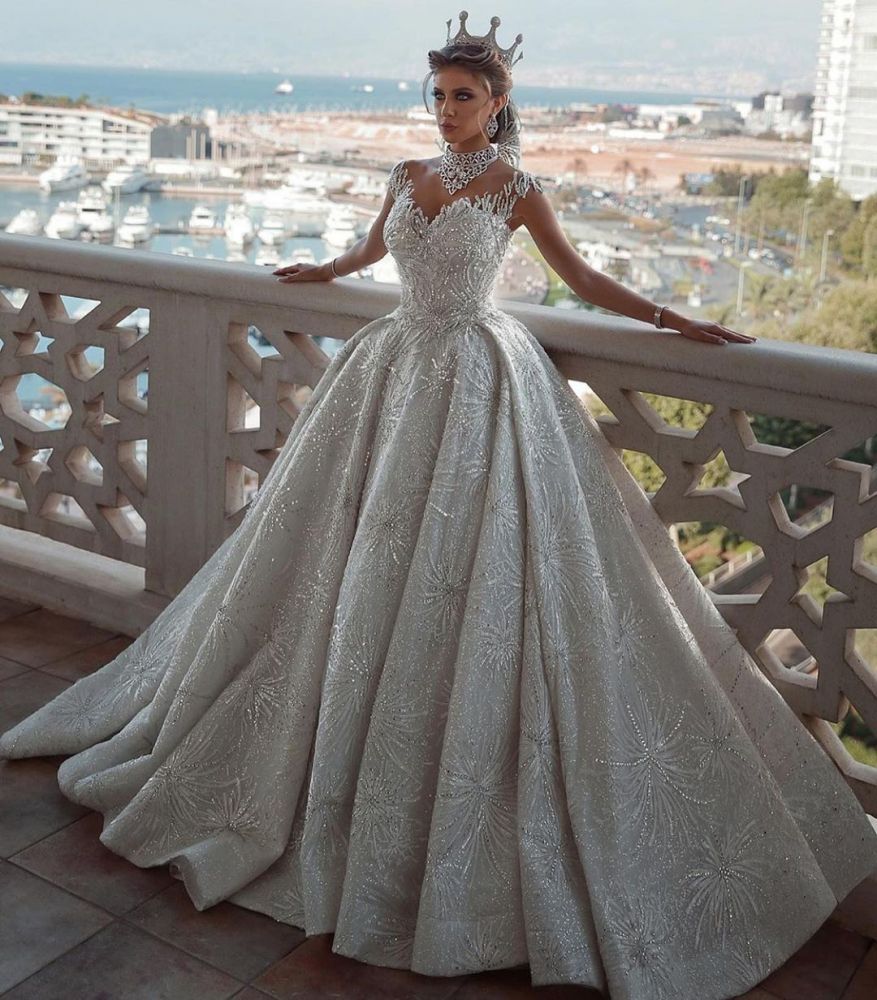 Glamouröses Ballkleid-Brautkleid mit Flügelärmeln und Perlenverzierung