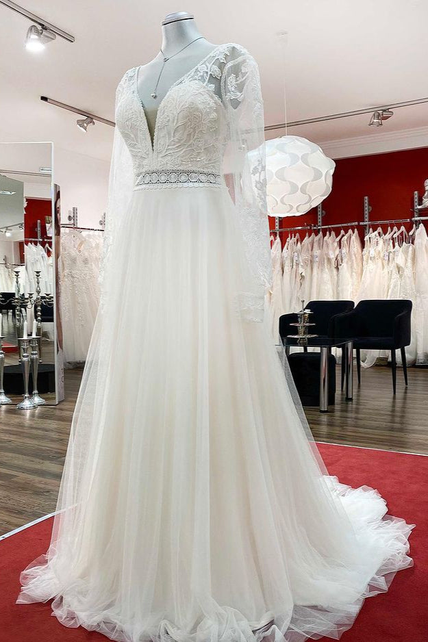 Langes A-Linien-Brautkleid mit herzförmigen Applikationen und Ärmeln, Tüll und Perlenverzierung