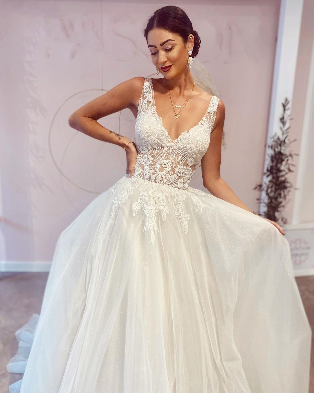 Elegantes, rückenfreies Brautkleid in A-Linie mit tiefem V-Ausschnitt und Spitzenapplikationen