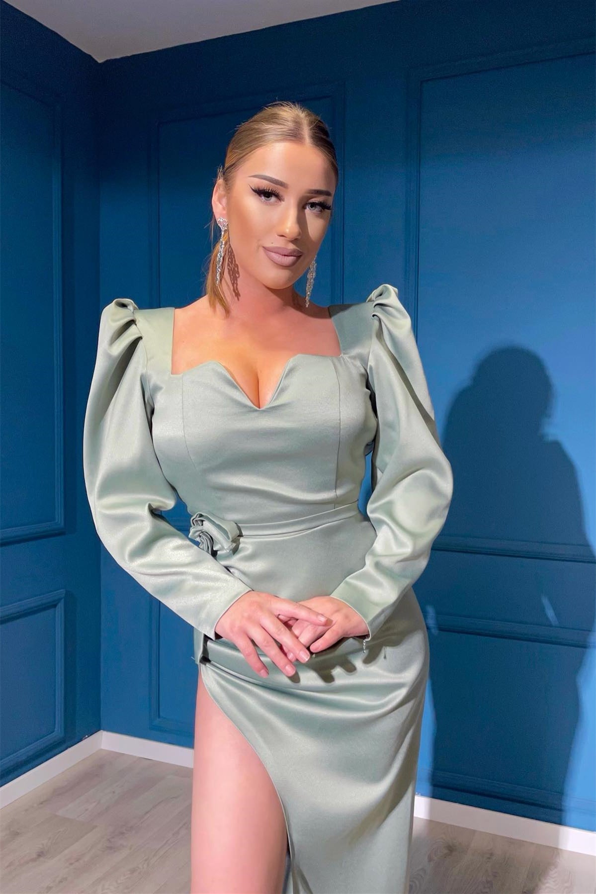 Dusty Sage – Elegantes Abendkleid mit langen Ärmeln und Schlitz vorne und V-Ausschnitt im Angebot