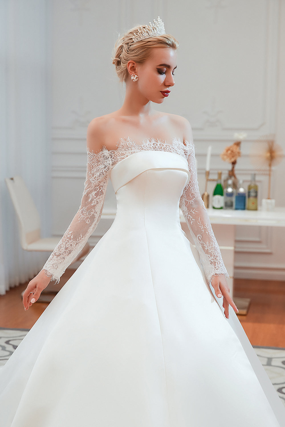 Atemberaubendes, schulterfreies, langärmliges A-Linie-Brautkleid aus Satin mit Spitze