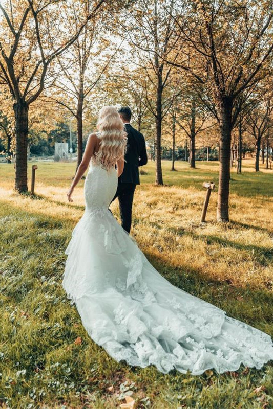Ärmelloses Spitzen-Meerjungfrau-Brautkleid mit Kapellenschleppe