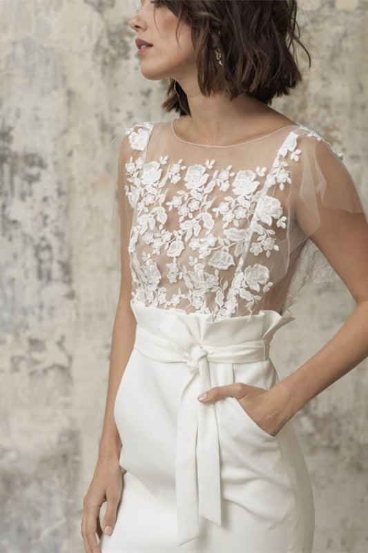 Kurzes Bateau-Brautkleid mit Applikation und Gürteltasche