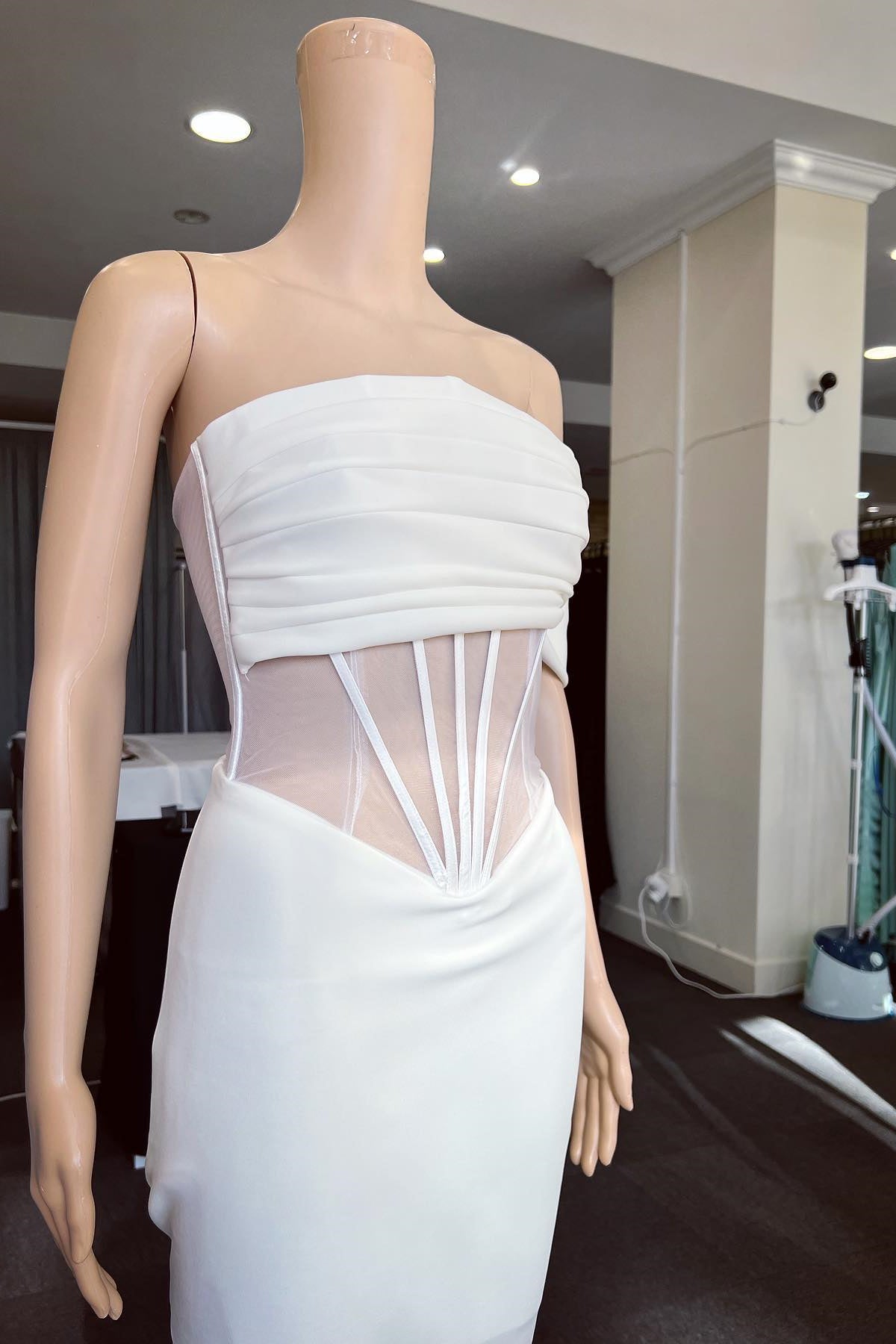 Weißes, schulterfreies, trägerloses Meerjungfrau-Abschlussballkleid mit Falten