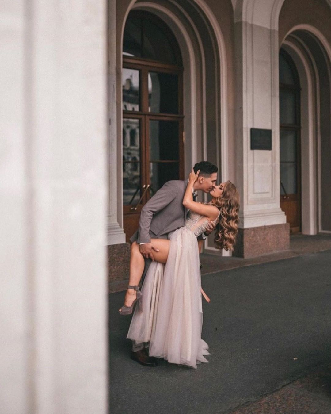 Boho-Brautkleid in A-Linie mit V-Ausschnitt, Tüll und Spitze, Schlitz und Applikationen