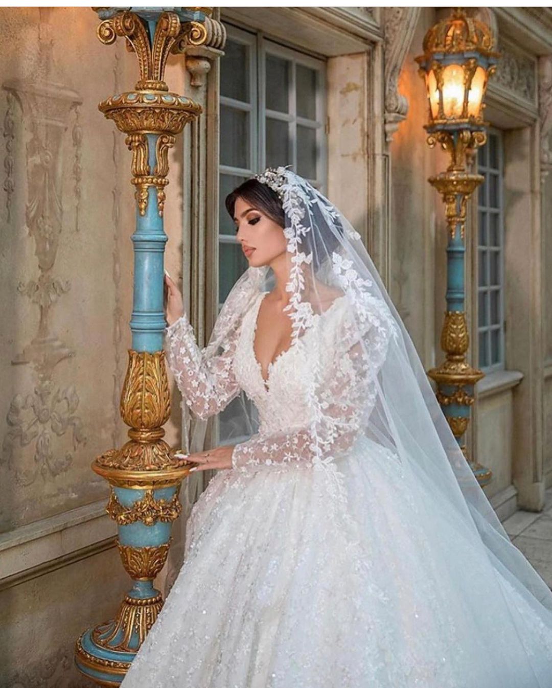 A-Linien-Hochzeitskleid mit tiefem V-Ausschnitt und langen Ärmeln in Schleppe