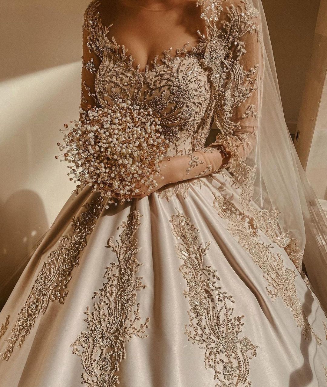 Wunderschönes herzförmiges, langärmliges Satin-Brautkleid mit Perlenverzierung