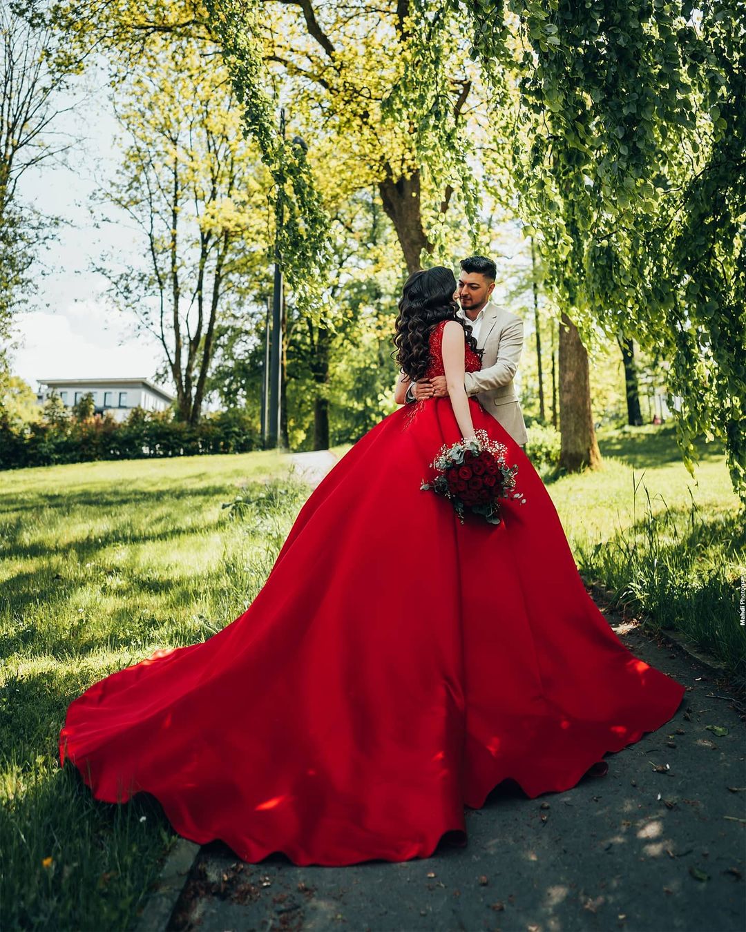 Langes Ballkleid im Prinzessin-Stil, Satin-Brautkleid mit V-Ausschnitt und Spitze