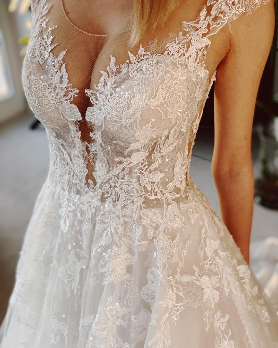 Ärmelloses Bateau-Brautkleid in A-Linie mit rückenfreier Kirchenschleppe und applizierter Spitze