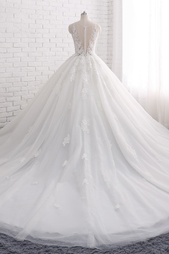 Ärmelloses langes Brautkleid mit Tüllschleppe und Spitzenapplikationen
