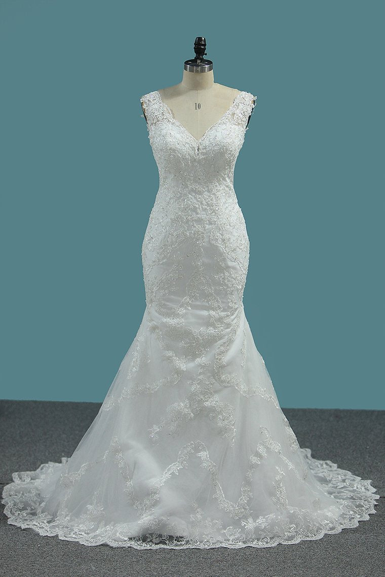 Bodenlanges Meerjungfrau-Brautkleid mit breiten Trägern, V-Ausschnitt und Spitzenapplikationen