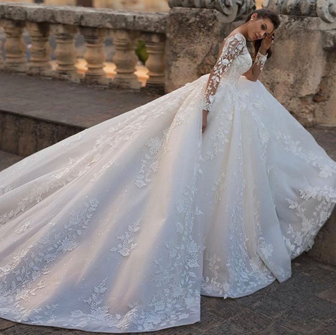 Schickes langes Prinzessin-Hochzeitskleid mit herzförmigen Ärmeln und Spitzenapplikationen