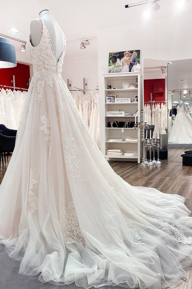 Schlichtes, langes Brautkleid in A-Linie, Tüll, Spitze, V-Ausschnitt, offener Rücken und Applikationen