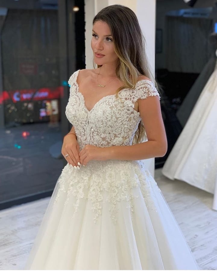Brautkleid in A-Linie mit V-Ausschnitt, breiten Trägern, Perlentüll und Spitzenapplikationen